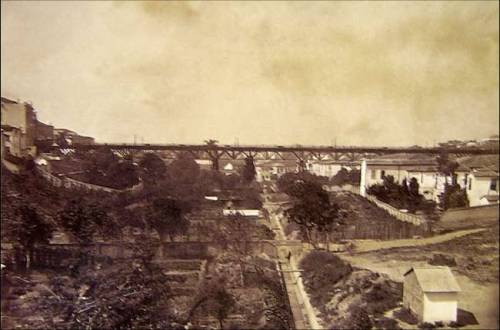Visão do Viaduto do Chá, localizado na praça, em 1890